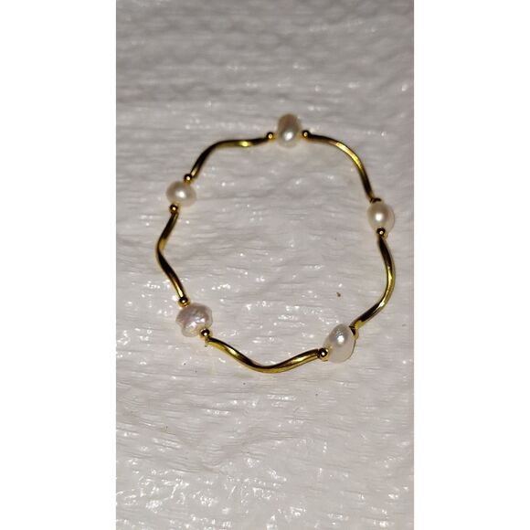 A Pearl and Gold Tone Stretchy Bracelet Elegant Dainty Feminine Minimalist - Picture 5 of 7